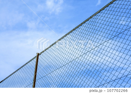 フェンス越しの空 ドラマチックな空 公園 秋空 イメージ フェンス越しの空 ドラマチックな空 公園 秋空 イメージ 107702266