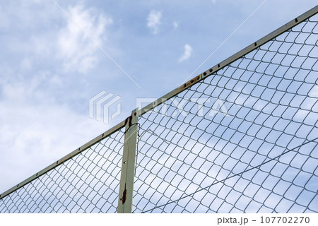 フェンス越しの空 ドラマチックな空 公園 秋空 イメージ 107702270