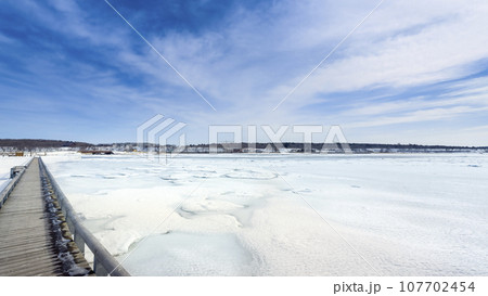北海道・根室 春国岱の木道と結氷した風蓮湖 / Nemuro, Japan 北海道・根室 春国岱の木道と結氷した風蓮湖 / Nemuro, Japan 107702454