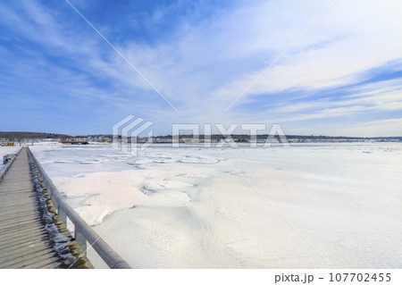 北海道・根室 春国岱の木道と結氷した風蓮湖 / Nemuro, Japan 北海道・根室 春国岱の木道と結氷した風蓮湖 / Nemuro, Japan 107702455