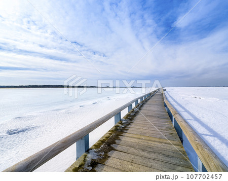 北海道・根室 春国岱の木道と結氷した風蓮湖 / Nemuro, Japan 北海道・根室 春国岱の木道と結氷した風蓮湖 / Nemuro, Japan 107702457