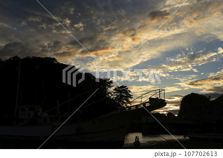 仁科港の夕日に染まる漁港 仁科港の夕日に染まる漁港 107702613