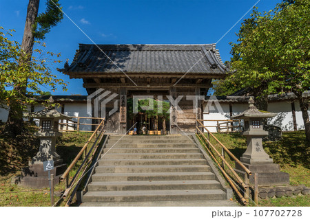 岩手県【世界遺産】中尊寺の本堂がある本坊表門 岩手県【世界遺産】中尊寺の本堂がある本坊表門 107702728