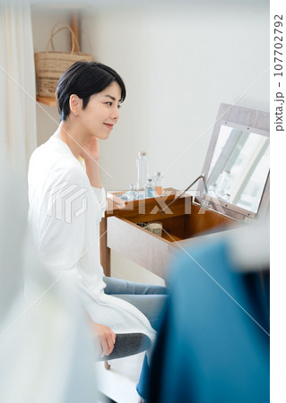 部屋で外出準備をする女性 部屋で外出準備をする女性 107702792