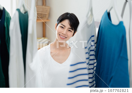 部屋で外出準備をする女性 部屋で外出準備をする女性 107702821