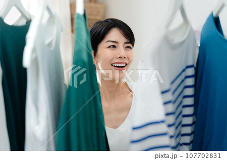 部屋で外出準備をする女性 部屋で外出準備をする女性 107702831
