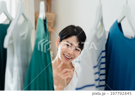 部屋で外出準備をする女性 部屋で外出準備をする女性 107702845