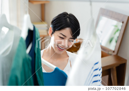 部屋で外出準備をする女性 部屋で外出準備をする女性 107702846