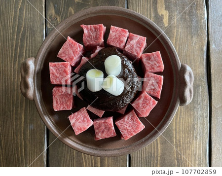 牛鍋 味噌仕立てのぶつ切り和牛 和風すき焼き鍋 牛鍋 味噌仕立てのぶつ切り和牛 和風すき焼き鍋 107702859