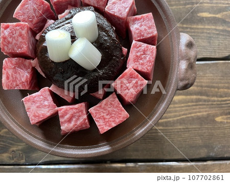 牛鍋 味噌仕立てのぶつ切り和牛 和風すき焼き鍋 牛鍋 味噌仕立てのぶつ切り和牛 和風すき焼き鍋 107702861