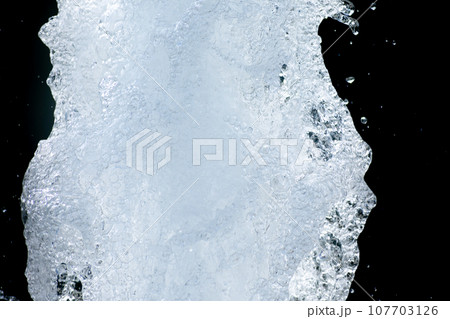 噴水の水のアップ 水滴 黒い背景 噴水の水のアップ 水滴 黒い背景 107703126
