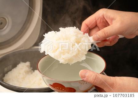 炊飯器 炊きたてご飯 107703185