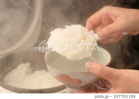 炊飯器 炊きたてご飯 107703186