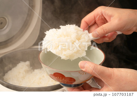 炊飯器 炊きたてご飯 107703187