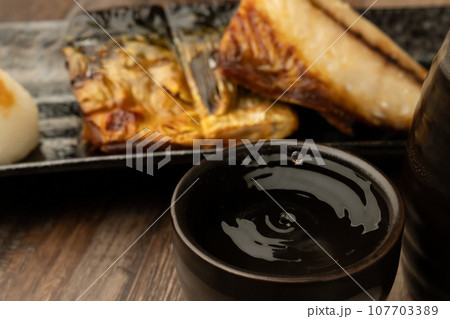 鯖の塩焼き　日本酒 　水滴 107703389