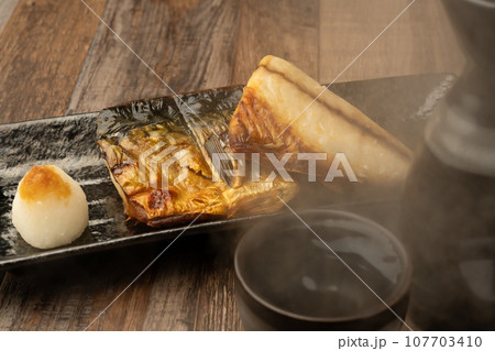 鯖の塩焼き　日本酒 107703410
