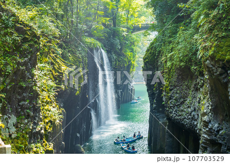 宮崎県の高千穂峡　断崖と美しい真名井の滝 107703529