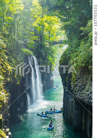 宮崎県の高千穂峡 断崖と美しい真名井の滝 宮崎県の高千穂峡 断崖と美しい真名井の滝 107703531