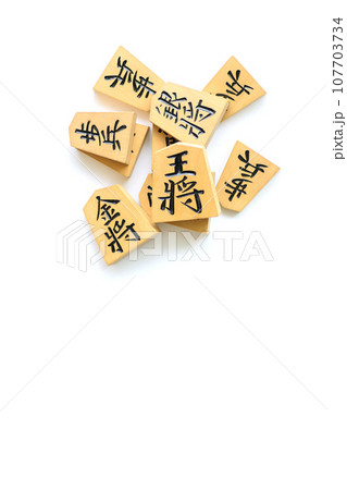 白背景と将棋の駒 白背景と将棋の駒 107703734