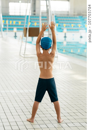 スイミングスクールと7歳児 107703784