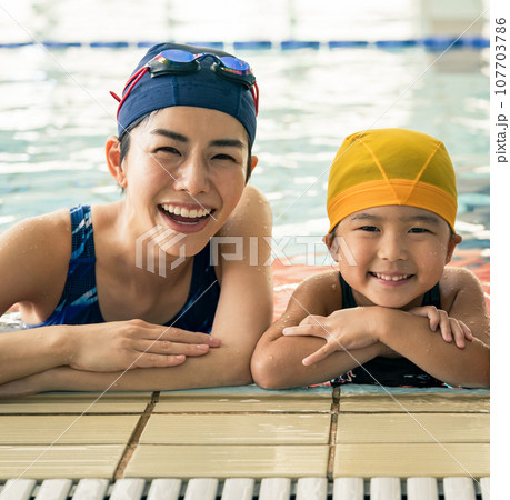 スイミングコーチとキッズスイミング 107703786