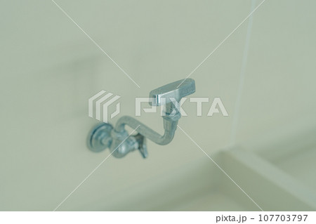 プールサイドの洗眼器 プールサイドの洗眼器 107703797