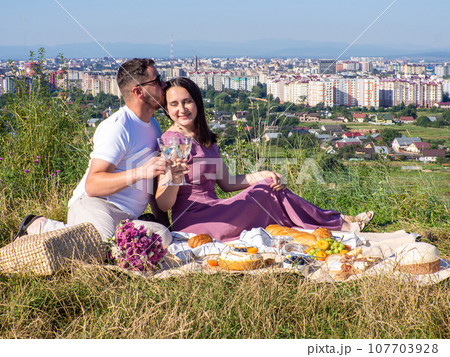 Young couple have a picnic by the cityview 107703928