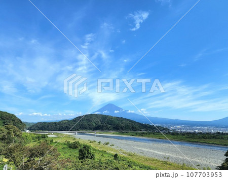美しい秋の川景色 107703953