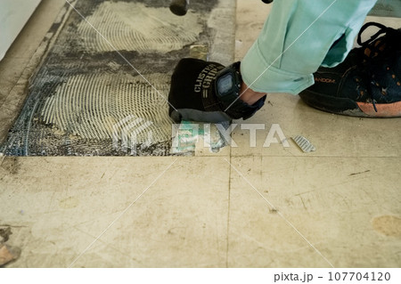 床ビニルタイル撤去状況　02　Pタイル 107704120