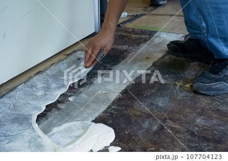 床材用接着剤塗　状況　Pタイル　床　01 107704123