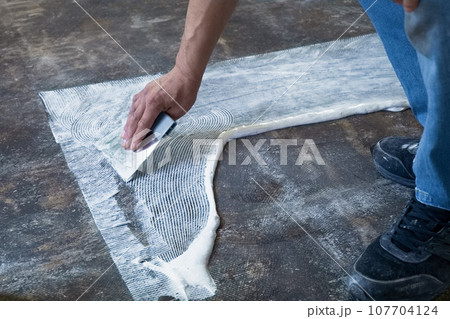 床材用接着剤塗　状況　Pタイル　床　01 107704124