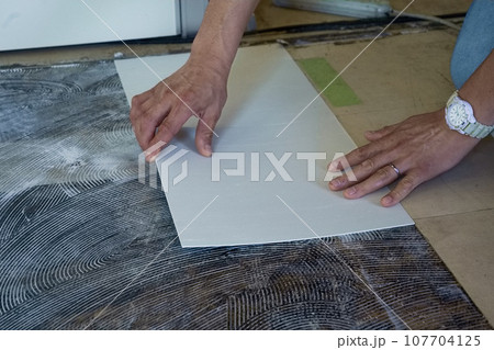 床　ビニルタイル張替状況　Pタイル　工事写真01 107704125