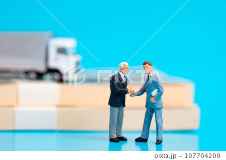 物流　運送　2024年問題　握手 107704209