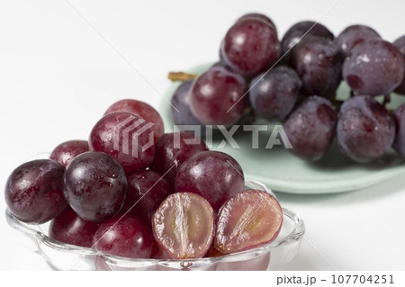 秋のフルーツ ピオーネ 107704251