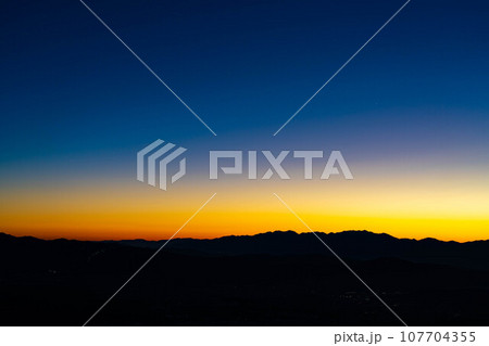 【残照素材】冬の北横岳山頂から見た残照と稜線のシルエット【長野県】 107704355