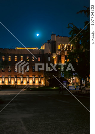 中秋の名月とミライザ大阪城(元大阪城博物館)とのコラボ、9月29日、日本 中秋の名月とミライザ大阪城(元大阪城博物館)とのコラボ、9月29日、日本 107704802