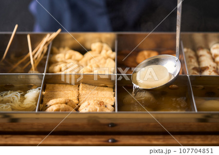 熱々のおでん 大根をお玉ですくう 熱々のおでん 大根をお玉ですくう 107704851