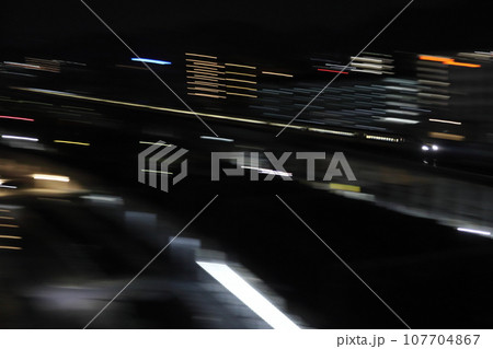 深夜を駆ける東海道・山陽新幹線のぞみ号 107704867