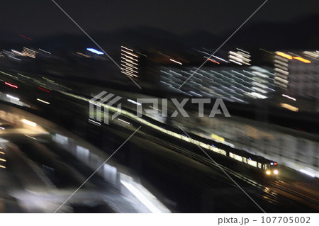 深夜の姫路駅付近を行くJR神戸線223系(新快速列車) 深夜の姫路駅付近を行くJR神戸線223系(新快速列車) 107705002
