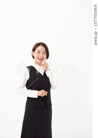 制服の女性 ビジネス 指差し 制服の女性 ビジネス 指差し 107705069