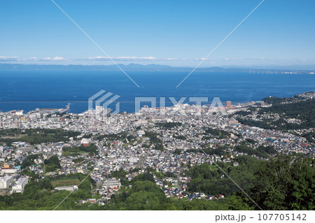 小樽市の天狗山から見える小樽市内 107705142