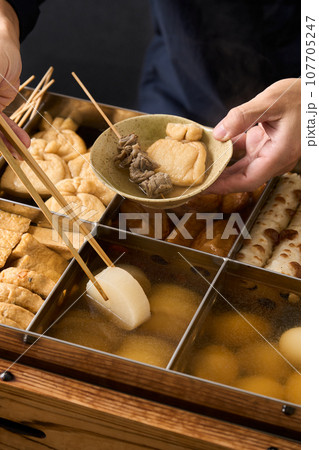 熱々のおでん 大根を箸ですくう 熱々のおでん 大根を箸ですくう 107705247