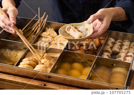 熱々のおでんを箸ですくう料理人 熱々のおでんを箸ですくう料理人 107705275