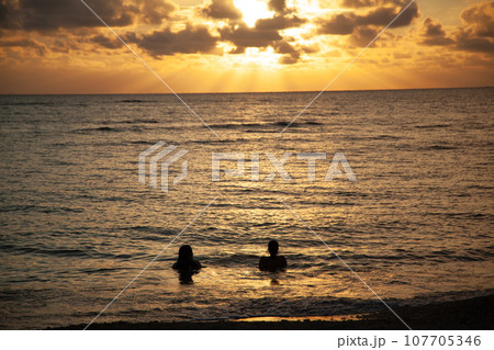 読谷渡久地ビーチの風景 107705346