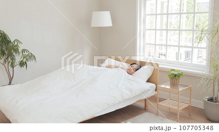眠り 熟睡 女性 眠り 熟睡 女性 107705348