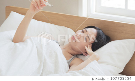 体調不良　発熱　体温計 107705354