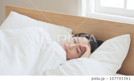 体調不良　発熱　体温計 107705361