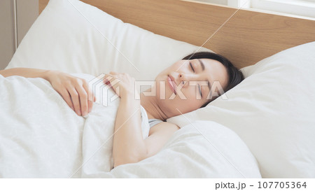 眠り　熟睡　女性 107705364