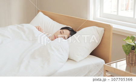 眠り 熟睡 女性 眠り 熟睡 女性 107705366