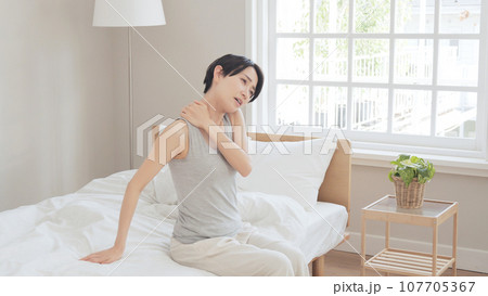 寝起き 肩こり 寝違え 寝起き 肩こり 寝違え 107705367